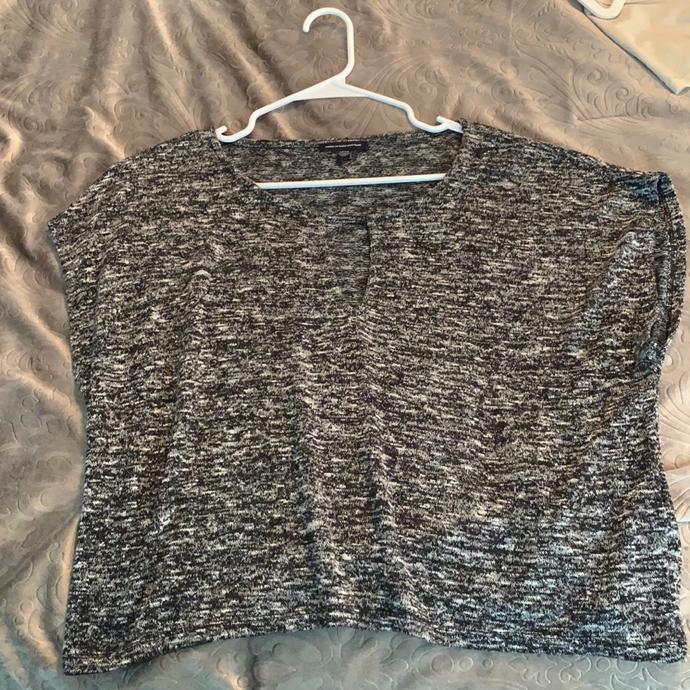 Gently worn. American Eagle soft cutoff sleeve with keyhole detail in front.